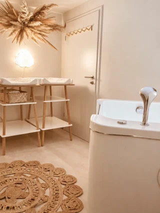 Floating-Wanne, Wickelplatz und natürliche Raumdetails bei Babyboom
