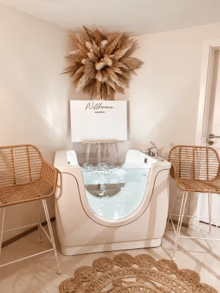 Floating-Wanne zwischen Rattanstühlen und Pampasgras im Babyboom Babyspa