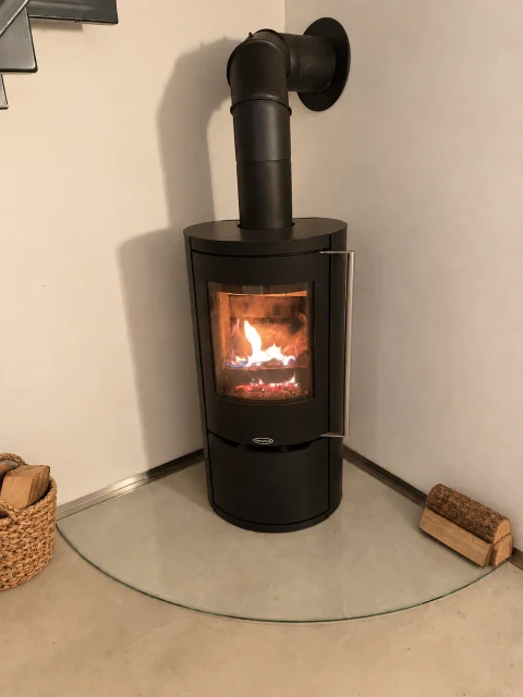 Unser Kaminofen mit einem kleinen Feuer im Babyboom Babyspa
