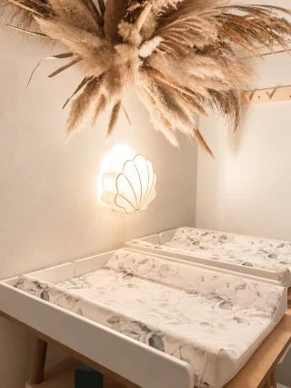Wickelbereich mit zwei Pflegeplätzen und warmem Licht im Babyspa
