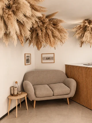 Gemütlicher Ruhebereich mit Sofa und natürlichen Materialien bei Babyboom