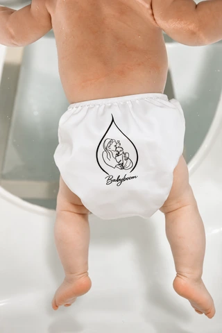 Ein Baby mit Babyboom-Schwimmwindel beim Floating