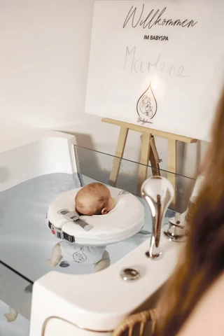 Ein Baby beim Floating mit seiner Mutter an der Wanne