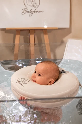 Ein Baby entdeckt das Wasser in der Floating-Wanne