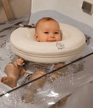 Ein Baby entdeckt das Wasser in der Floating-Wanne