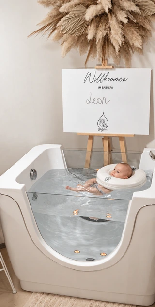 Ein Baby entdeckt das Wasser in der Floating-Wanne
