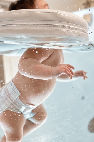 Ein Baby beim Floating im Babyboom Babyspa