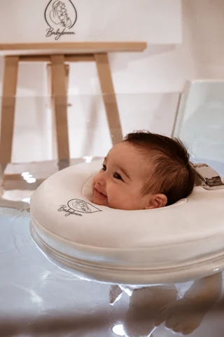 Ein Baby beim Floating im Babyboom Babyspa