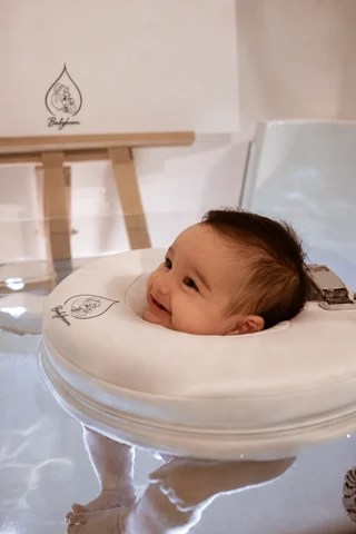 Ein Baby beim Floating im Babyboom Babyspa