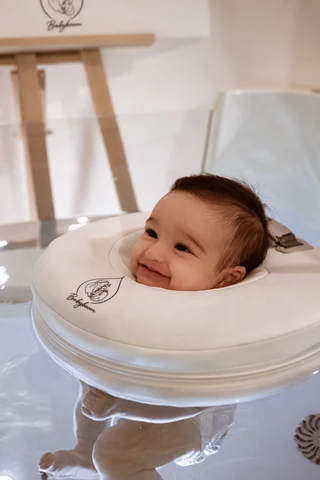 Ein Baby beim Floating im Babyboom Babyspa