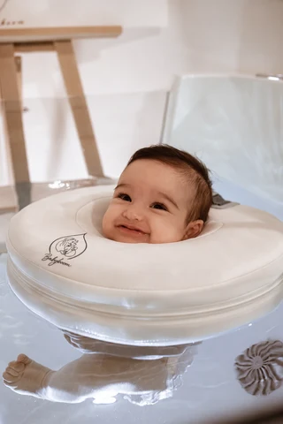 Ein Baby beim Floating im Babyboom Babyspa