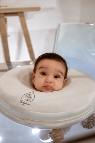 Ein Baby beim Floating im Babyboom Babyspa