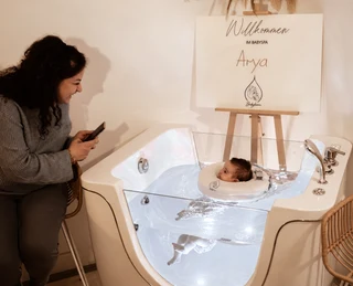 Ein Baby beim Floating im Babyboom Babyspa