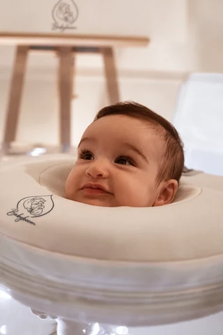 Ein Baby beim Floating im Babyboom Babyspa