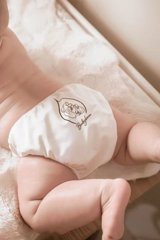 Die Babyboom-Schwimmwindel auf einer weichen Unterlage